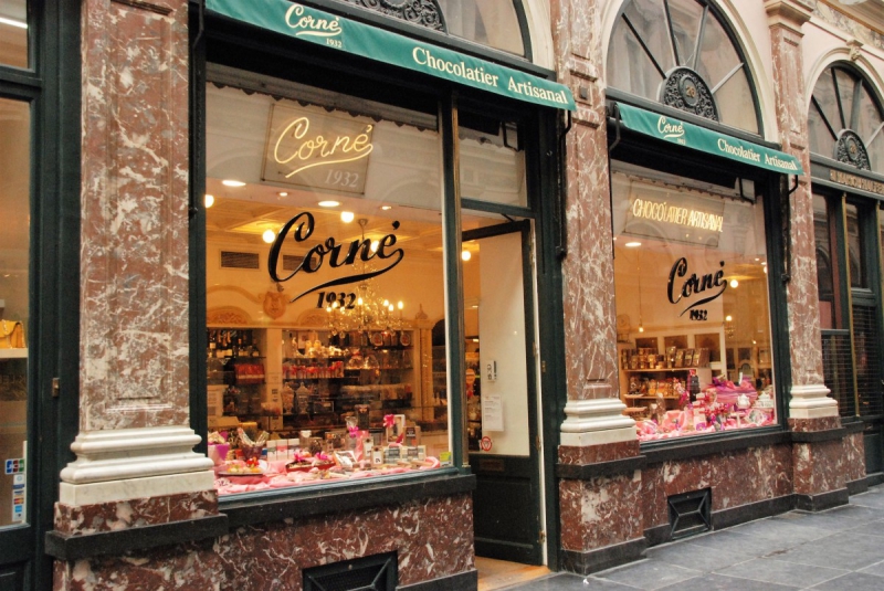 vitrine-MOISSAC BELLEVUE-min_chocolate_chocolaterie_shop_luxury_chic_gallery_brussels_belgium-558146